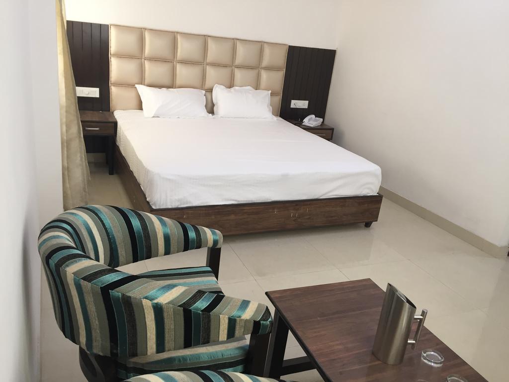 Hotel Rv Regency Амритсар Екстериор снимка